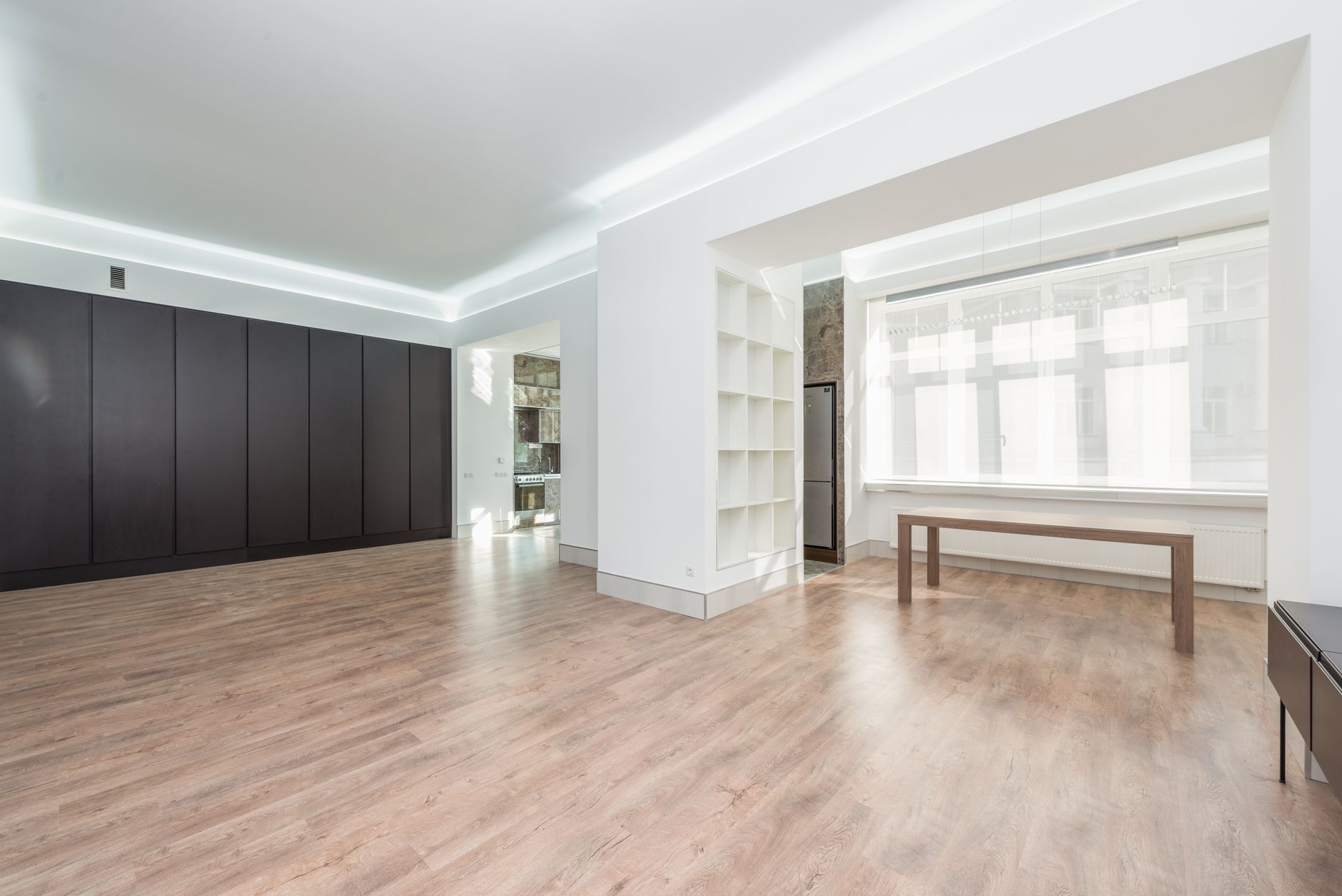 Nowoczesny salon z dobrze dobranym oświetleniem
